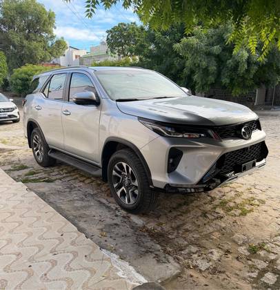 TOYOTA HILUX SW4 2.8 D-4D TURBO DIESEL SRX PLATINUM 7L 4X4 AUTOMÁTICO